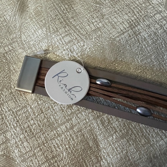 Reversable Leather Bracelet - Picture 6 of 8